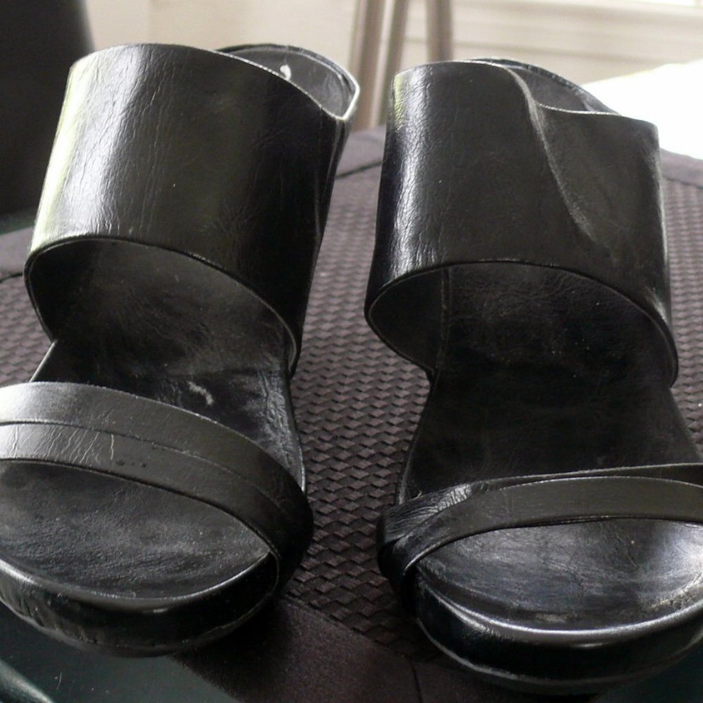 Kennith Cole Unlisted Black Wedge Shoe 7.5M